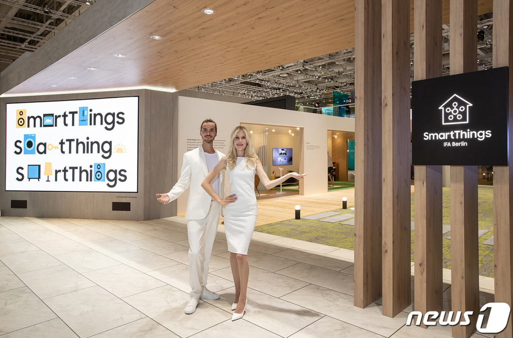 (서울=뉴스1) = 삼성전자는 오는 2일부터 6일까지 독일 베를린에서 열리는 유럽 최대 가전 전시회 'IFA 2022'에서 '스마트싱스'를 통한 새로운 소비자 경험과 지속 가능한 기술로 미래 라이프스타일을 제시한다고 1일 밝혔다.  모델이 스마트싱스 체험존을 소개하고 있다. (삼성전자 제공) 2022.9.1/뉴스1  Copyright ? 뉴스1. All rights reserved. 무단 전재 및 재배포 금지.