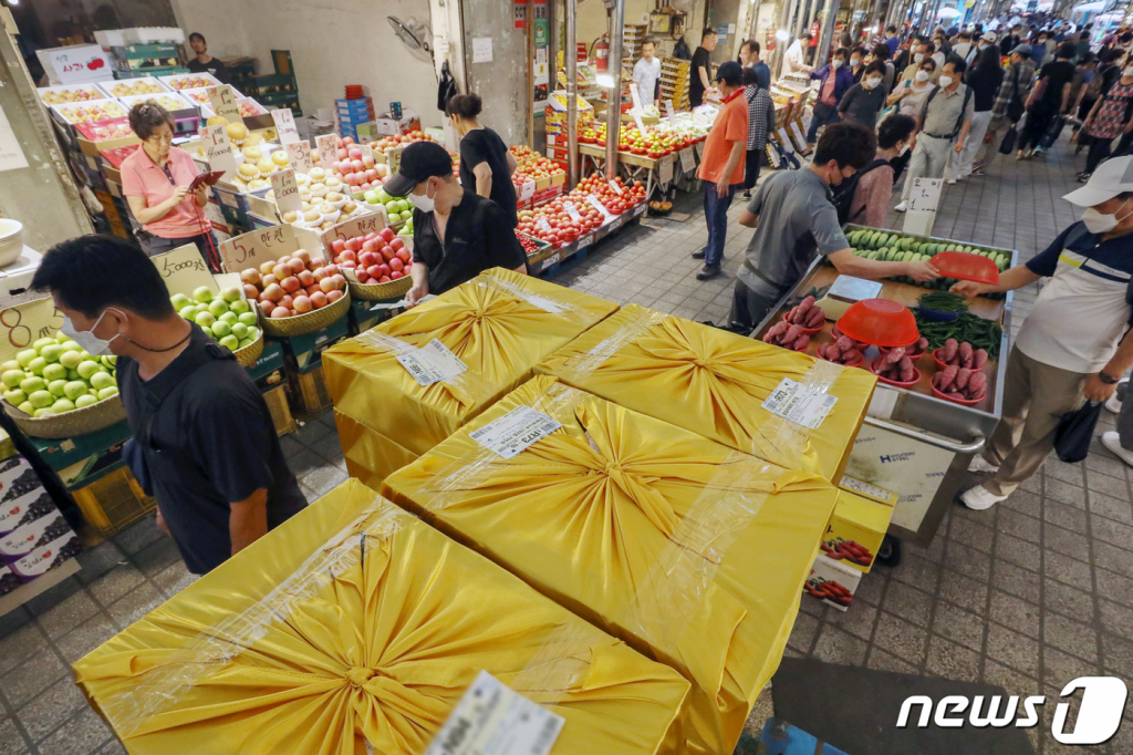 (서울=뉴스1) 민경석 기자 = 한국물가정보가 추석 차례상 품목 구입비용(4인 기준)을 조사한 결과 전통시장에서는 30만원가량이 필요한 것으로 나타났다. 지난해 추석 때 필요비용인 2만6500원과 비교해 10%가량 더 높다. 24일 서울 동대문구 청량리종합시장을 찾은 시민들이 장을 보고 있다. 2022.8.24/뉴스1 Copyright ? 뉴스1. All rights reserved. 무단 전재 및 재배포 금지.
