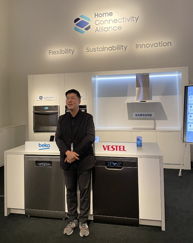 최윤호 HCA 대표가 시연하는 모습/사진=한지연 기자