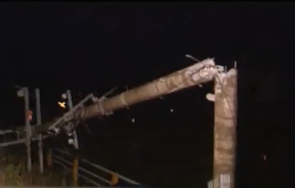 2003년 9월 태풍 '매미'가 상륙하자 전봇대가 두동강났다./사진=유튜브