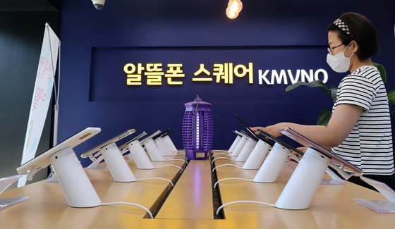 서울 시내에 위치한 알뜰폰 스퀘어에서 직원이 핸드폰 진열대를 정리하고 있다. /사진=뉴스1