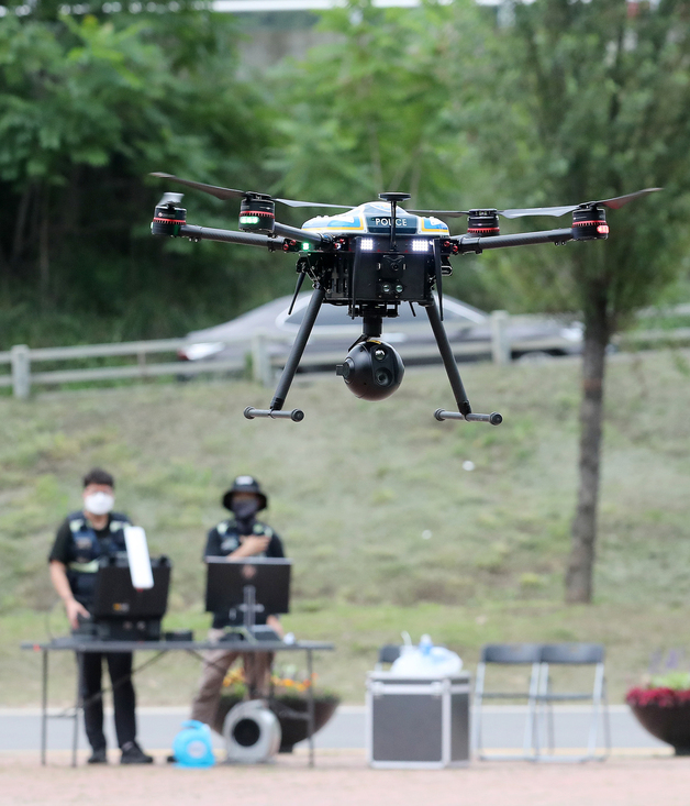 (서울=뉴스1) 김진환 기자 = 7일 오전 서울 강서구 방화대교 인근에서 서울 경찰청 드론수색팀에서 드론을 이용해 가양역 근처에서 실종된 김가을(24)씨의 행방을 찾고 있다.  2022.7.7/뉴스1  