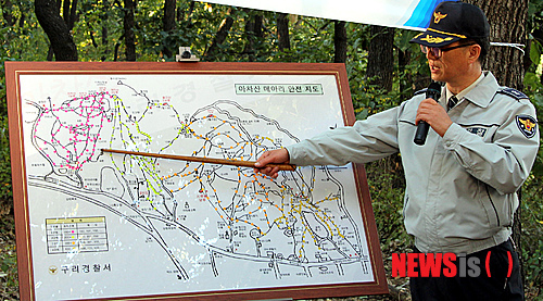 구리 토평지구대장 시절 직접 만든 '아차산 메아지 안전지도'에 대해 브리핑하고 있는 유창훈 포천경찰서 경무과장