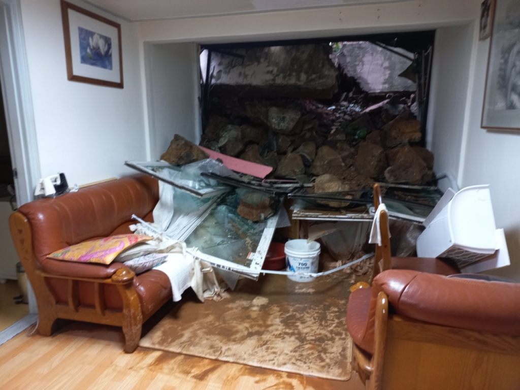 지난달 8일 서울 관악구 봉천동 한 빌라 1층에 사는 김옥순씨(67)의 집. 당시 수도권을 덮친 기록적 폭우로 주변 옹벽이 무너지면서 돌과 토사가 쏟아지는 피해를 입었다./사진=김옥순씨 제공