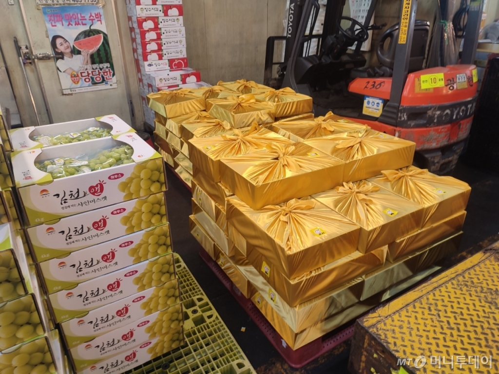 6일 오전 서울 송파구 가락동 농수산물 도매시장 가락과일 시장에서 추석선물세트가 쌓여 있다.  /사진=정세진 기자