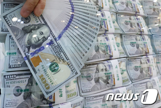 달러·원 환율이 장중 1385원을 돌파한 7일 서울 중구 하나은행 위변조대응센터에서 직원이 달러화를 정리하고 있다. 달러·원 환율이 1385원을 상회한 것은 13년 5개월 만이며, 6거래일째 연고점을 경신했다. 2022.9.7/뉴스1