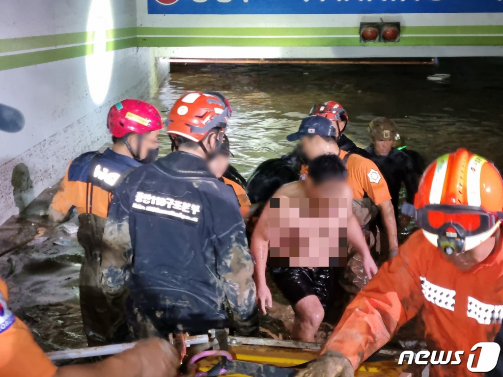 (포항=뉴스1) = 제11호 태풍 힌남노가 지나간 6일 오후 소방당국이 경북 포항시 오천읍의 한 아파트 지하 주차장에서 남성 생존자 1명을 구조해 나오고 있다. (경북소방본부 제공) 2022.9.6/뉴스1  Copyright ? 뉴스1. All rights reserved. 무단 전재 및 재배포 금지.