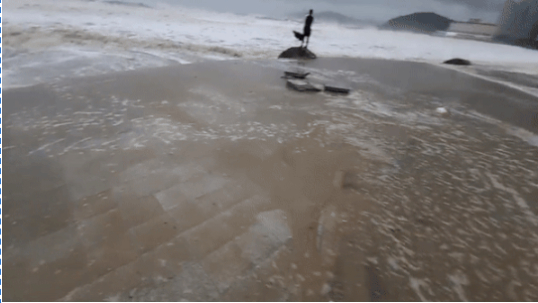 6일 오전 부산 해운대에서 한 외국인 남성이 바다를 향해 가고 있다./사진=온라인 커뮤니티 캡처