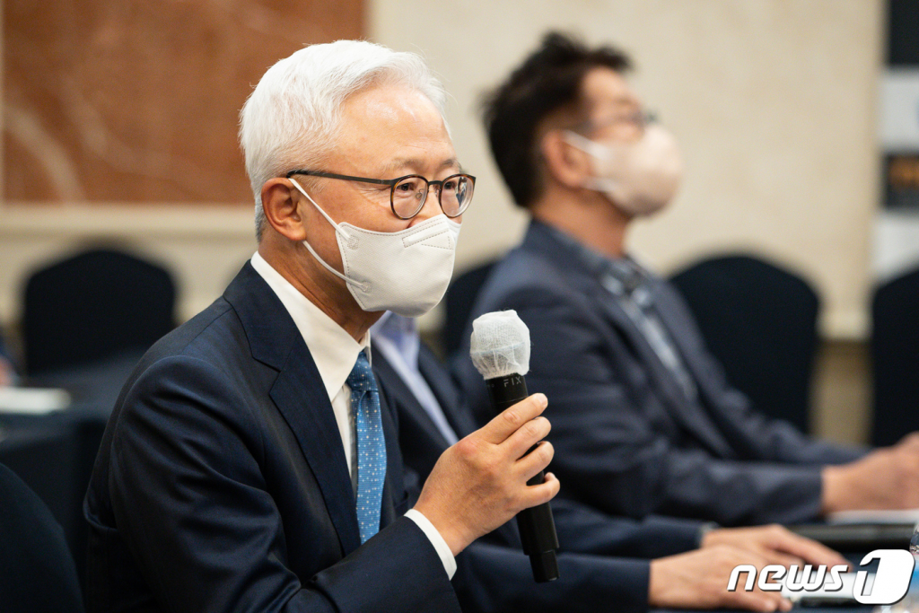 경계현 삼성전자 대표이사(DS부문장)가 지난 6일 서울 여의도 켄싱턴호텔에서 열린 반도체 인재 양성 지원 협업센터 업무 협약식에서 인사말을 하고 있다./사진=뉴스1