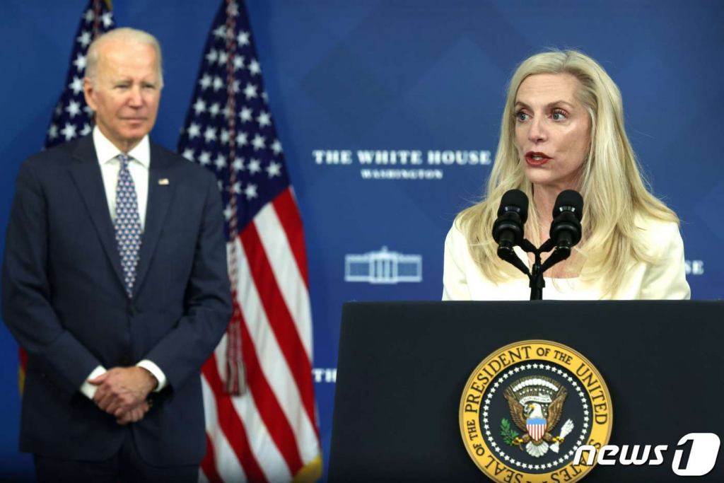 (워싱턴 AFP=뉴스1) 우동명 기자 = 레이얼 브레이너드 연준 부의장 지명자가 22일(현지시간) 워싱턴 백악관에서 조 바이든 대통령의 발표를 듣고 소감을 밝히고 있다.  ? AFP=뉴스1  