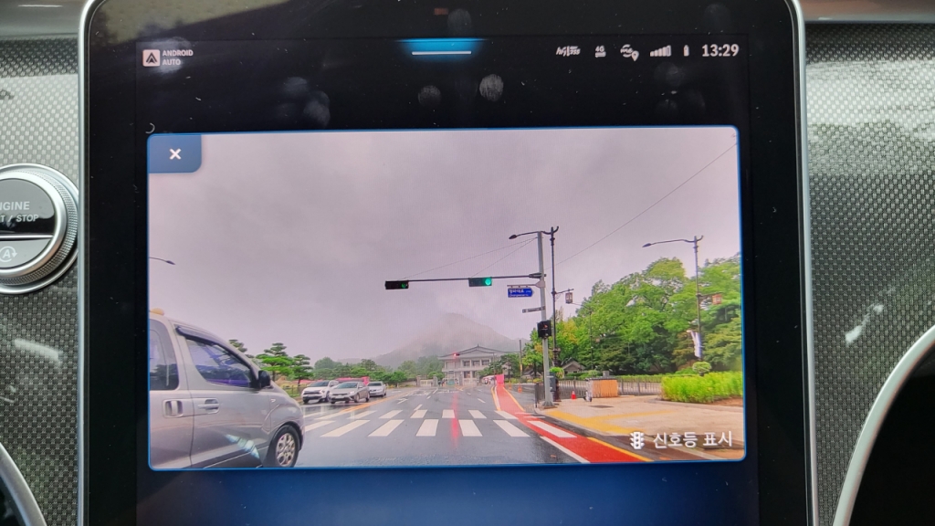 메르세데스-벤츠 C300 AMG 라인 '신호등 표시' 기능/사진=이강준 기자