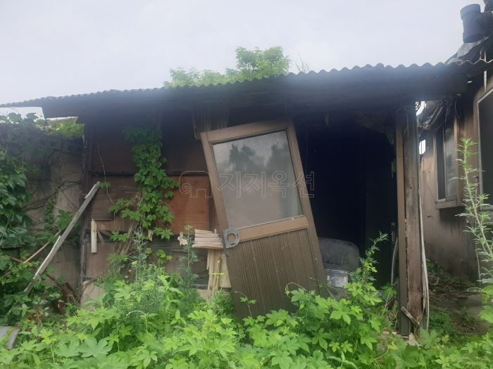 최초 감정가보다 30배 이상 오른 2억원에 최종 낙찰된 노원구 중계동 백사마을 소형 주택. 현재 사람이 살지 않는 폐가로 방치된 상태다. 사진제공=지지옥션