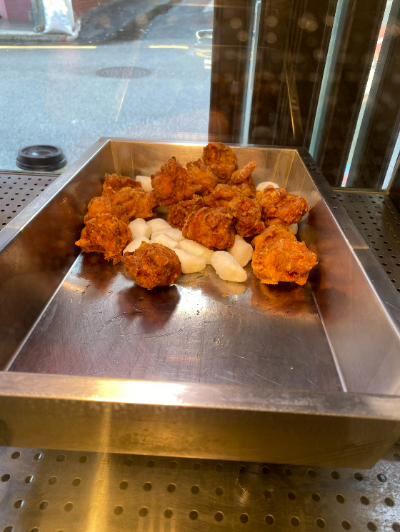가게에 놓여 있던 맛있어 보이던 닭강정들./사진=남형도 기자