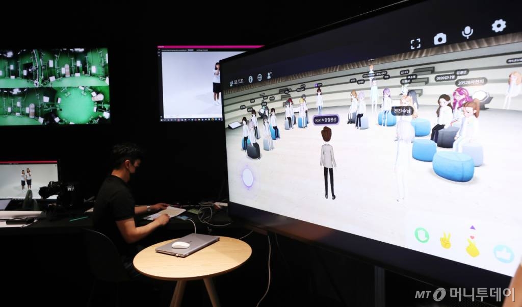 지난해 9월 14일 서울 중구 을지로 SKT타워에서 이공계열 진학과 산업기술 분야 진출을 꿈꾸는 여학생들을 위한 기술 체험 프로그램 '2021 온택트 K-걸스데이' 행사가 메타버스를 이용해 진행되고 있다. /사진=김휘선 기자 hwijpg@