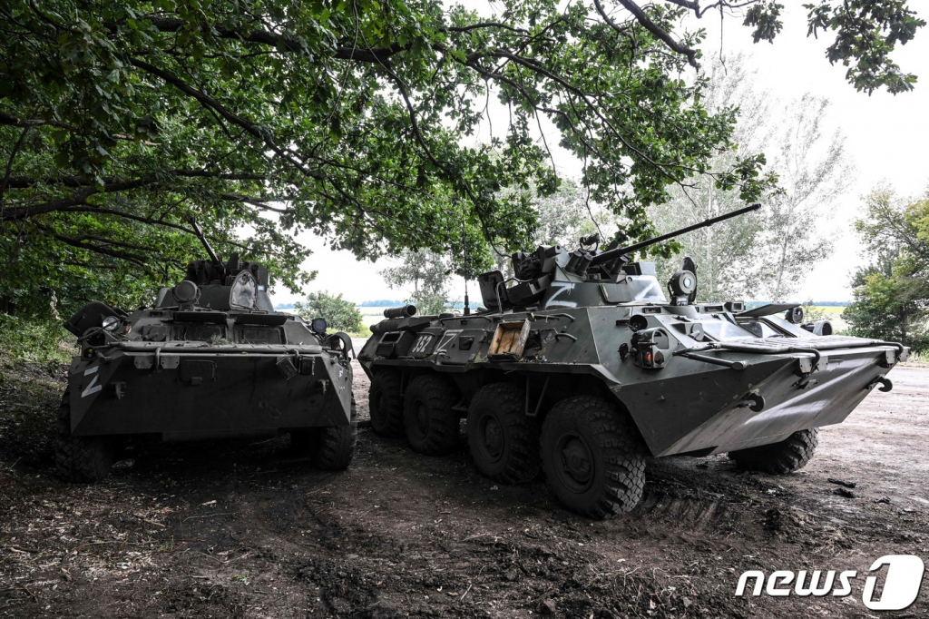 (하르키우 AFP=뉴스1) 우동명 기자 = 10일(현지시간) 우크라이나 군 장갑차가 하르키우에서 인근의 군사 요충지인 쿠피안스크로 진입을 하고 있다.  ⓒ AFP=뉴스1  Copyright ? 뉴스1. All rights reserved. 무단 전재 및 재배포 금지.