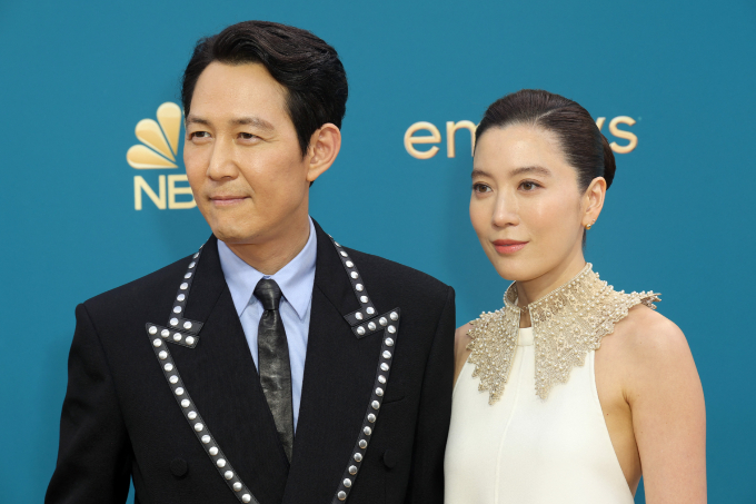 배우 이정재(왼쪽)와 임세령 대상그룹 부회장(오른쪽)이 12일(현지시간) 미국 로스앤젤레스(LA) 마이크로소프트 시어터에서 열린 제74회 에미상 시상식에 참석한 모습./AFPBBNews=뉴스1