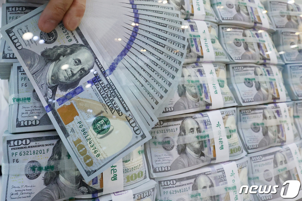 (서울=뉴스1) 조태형 기자 = 달러·원 환율이 장중 1385원을 돌파한 7일 서울 중구 하나은행 위변조대응센터에서 직원이 달러화를 정리하고 있다. 달러·원 환율이 1385원을 상회한 것은 13년 5개월 만이며, 6거래일째 연고점을 경신했다. 2022.9.7/뉴스1  Copyright ? 뉴스1. All rights reserved. 무단 전재 및 재배포 금지.