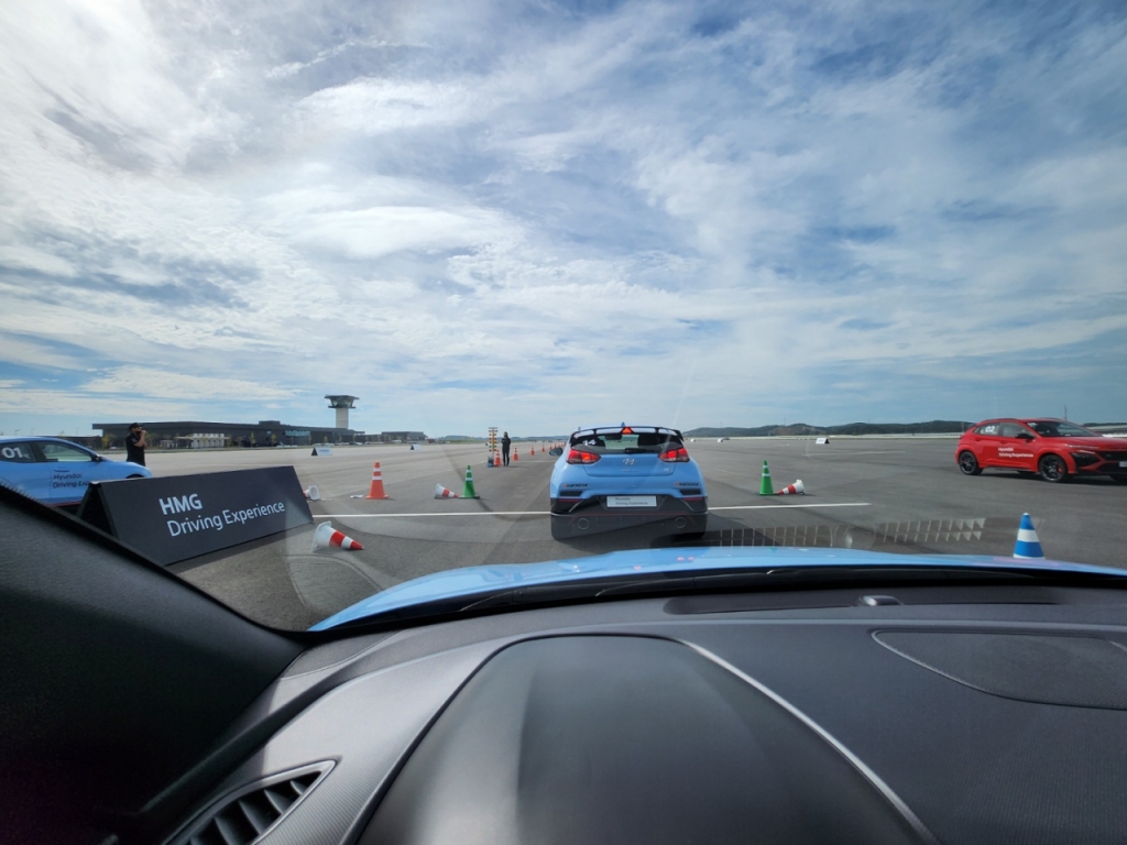 HMG 드라이빙 익스피리언스 센터 다목적 주행 코스를 벨로스터 N을 타고 체험하는 모습. /사진=정한결 기자.