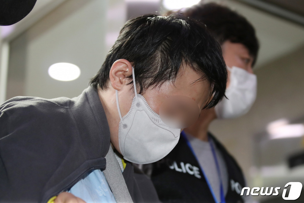 (서울=뉴스1) 이광호 기자 = 서울지하철 2호선 신당역에서 여성 역무원을 살해한 혐의로 체포된 남성 A씨(31)가 16일 오후  영장실질심사를 받기 위해 서울남대문경찰서에서 호송차량으로 이동하고 있다. 2022.9.16/뉴스1  Copyright ? 뉴스1. All rights reserved. 무단 전재 및 재배포 금지.