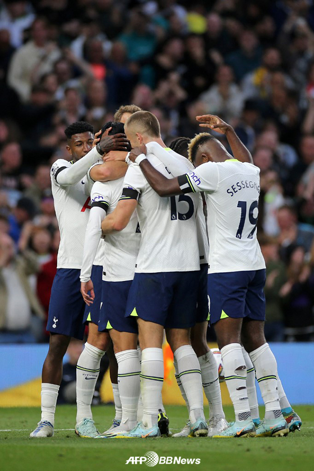 토트넘 손흥민이 레스터 시티전에서 골을 터뜨린 뒤 동료들의 축하를 받고 있다. /AFPBBNews=뉴스1