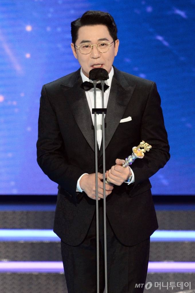 방송인 붐이 서울 상암동 SBS프리즘타워에서 열린 '2021 SBS 연예대상' 시상식에서 라디오DJ상을 수상하고 소감을 말하고 있다. 2021.12.18 <사진=SBS> /사진=임성균 기자 tjdrbs23@