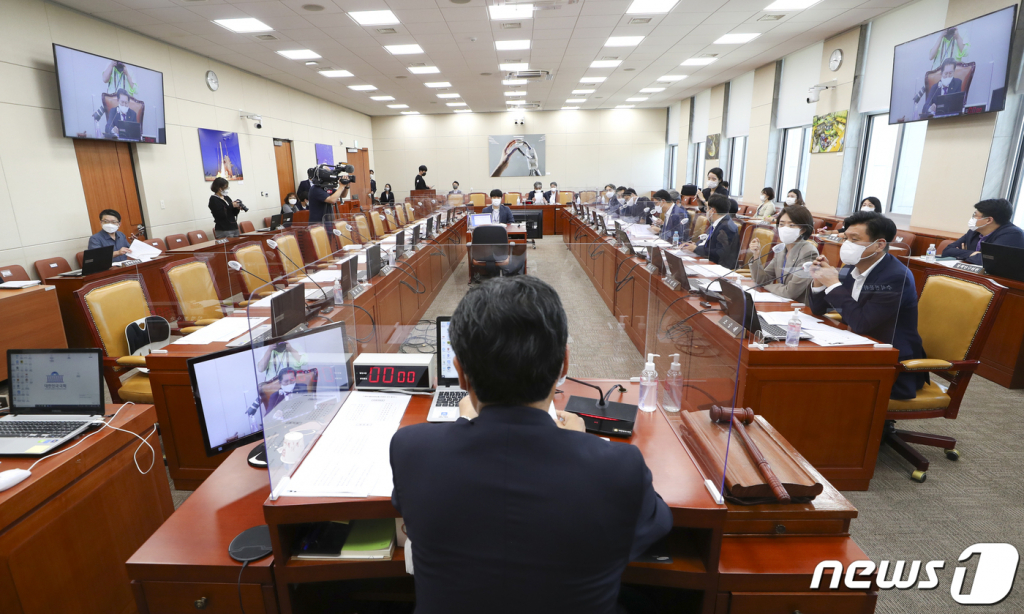 정청래 국회 과학기술정보방송통신위원회 위원장이 7일 오후 서울 여의도 국회에서 열린 과학기술정보방송통신위원회 전체회의에서 발언을 하고 있다. (공동취재) 2022.9.7/뉴스1  Copyright ? 뉴스1. All rights reserved. 무단 전재 및 재배포 금지.
