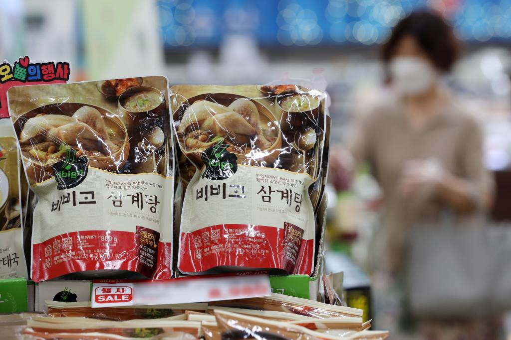 서울 시내 한 대형마트에서 가정간편식(HMR) 삼계탕이 진열돼 있다./사진= 뉴시스