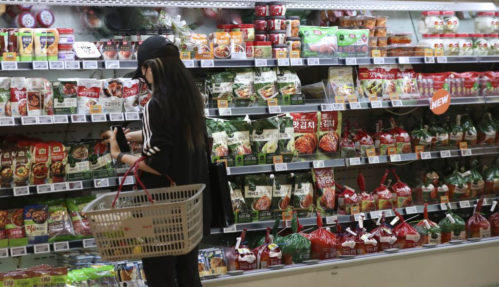 서울 시내의 한 대형마트에서 한 시민이 포장김치를 고르고 있다./사진= 뉴시스