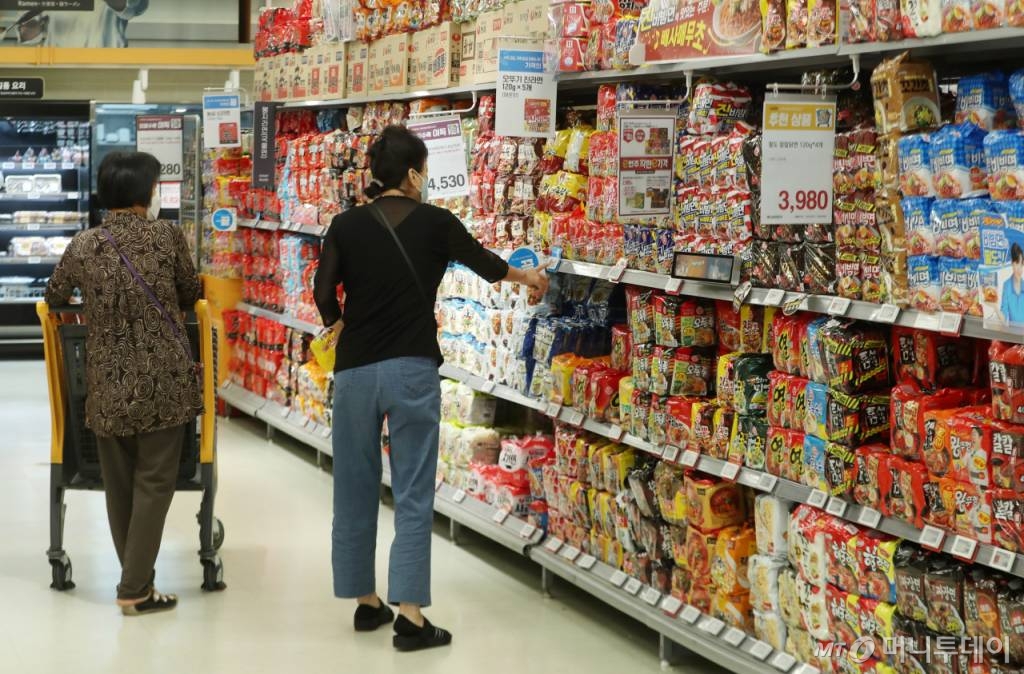 지난 15일 서울시내 한 대형마트에서 시민들이 라면 제품을 살펴보고 있다. /사진=김휘선 기자 hwijpg@
