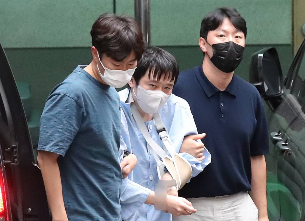 신당역 역무원 스토킹 보복살인 사건 피의자인 전주환(가운데)이 지난 15일 오후 서울 중구 남대문경찰서로 호송돼 유치장으로 들어서고 있다. /사진=뉴시스