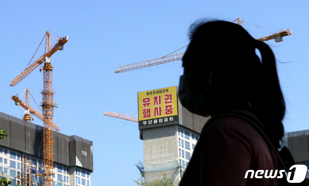 (서울=뉴스1) 장수영 기자 = 12일 서울 강동구 둔촌주공 재건축 현장의 모습.   공사가 중단된지 118일 만인 지난 11일 둔촌추공 재건축 조합과 시공사가 서울시의 중재안에 최종적으로 합의하면서 오는 11월 초부터 공사를 재개하게 됐다. 2022.8.12/뉴스1  Copyright ? 뉴스1. All rights reserved. 무단 전재 및 재배포 금지.