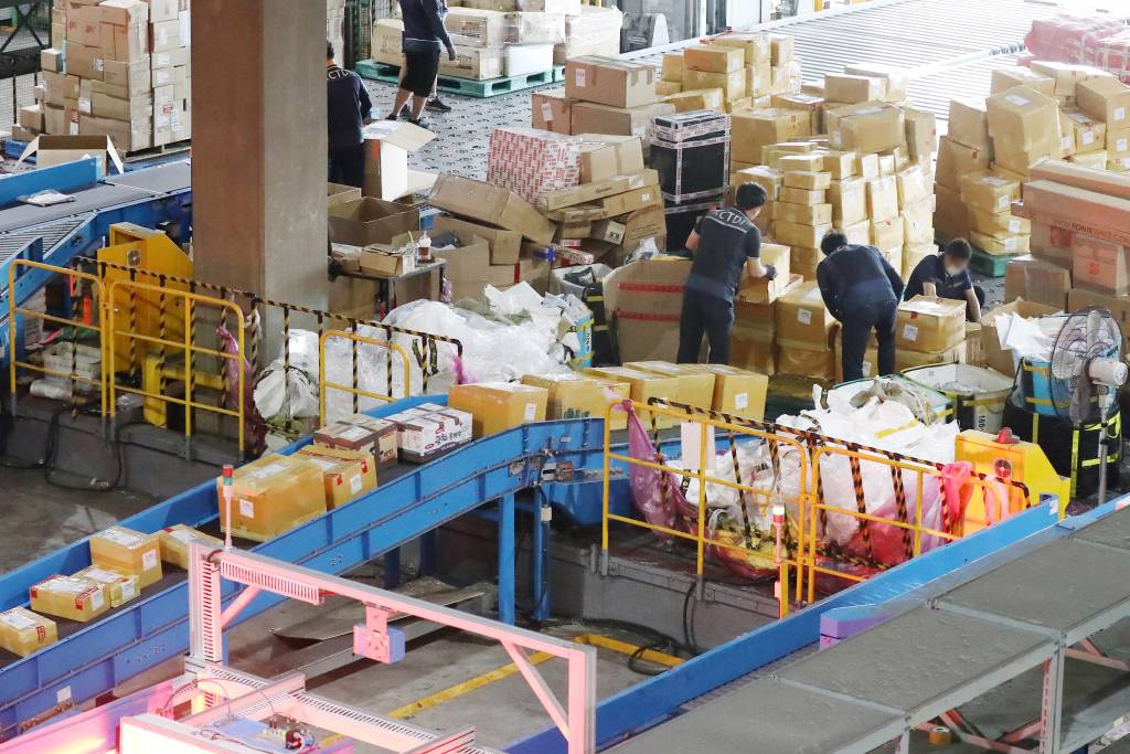 지난달 29일 인천 중구 인천세관 특송물류센터에서 관세무역개발원 관계자들이 분류 작업을 하고 있다.  관세청은 추석 명절기간 동안 선물 등 해외 직구 물품이 집중 반입되는 것을 대비해 인천, 평택 등 세관에 특별통관지원팀을 편성에 특송물품의 신속통관을 지원한다. / 사진제공=뉴시스