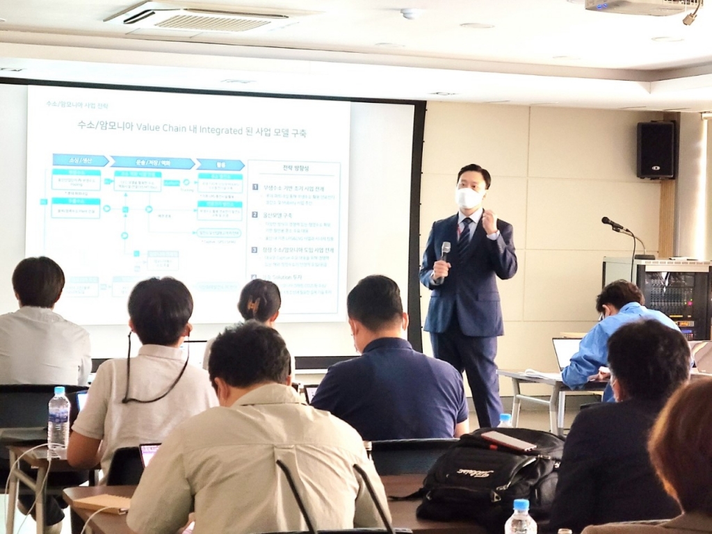 김용범 SK가스 부사장이 20일 울산 SK가스 울산기지에서 LNG 사업과 수소 사업에 대해 설명하고 있다./사진제공=SK가스