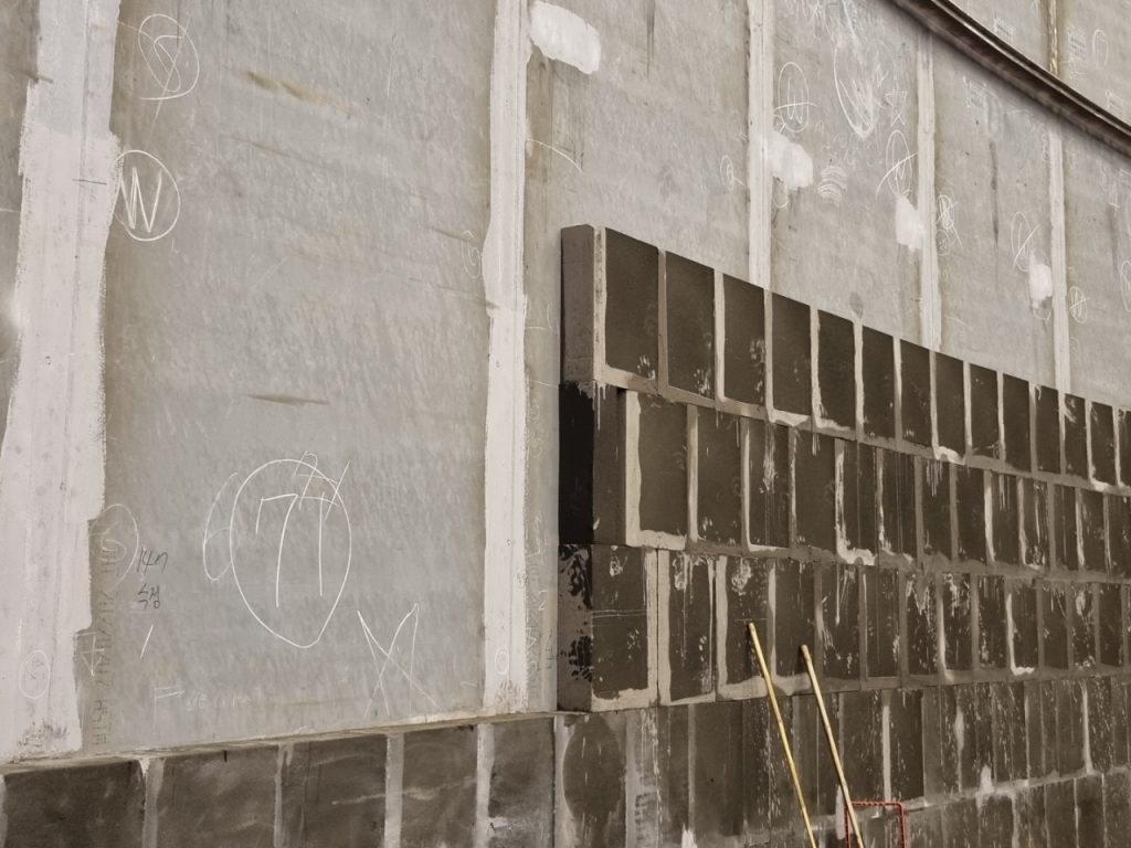 탱크 외벽에 보냉재(셀룰라 글라스 블록)를 쌓은 모습/사진=최민경 기자