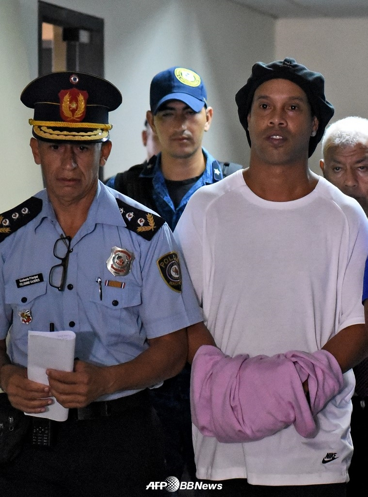 호나유지뉴(오른쪽)가 2020년 7월 파라과이 법정에 출석하고 있다. /AFPBBNews=뉴스1