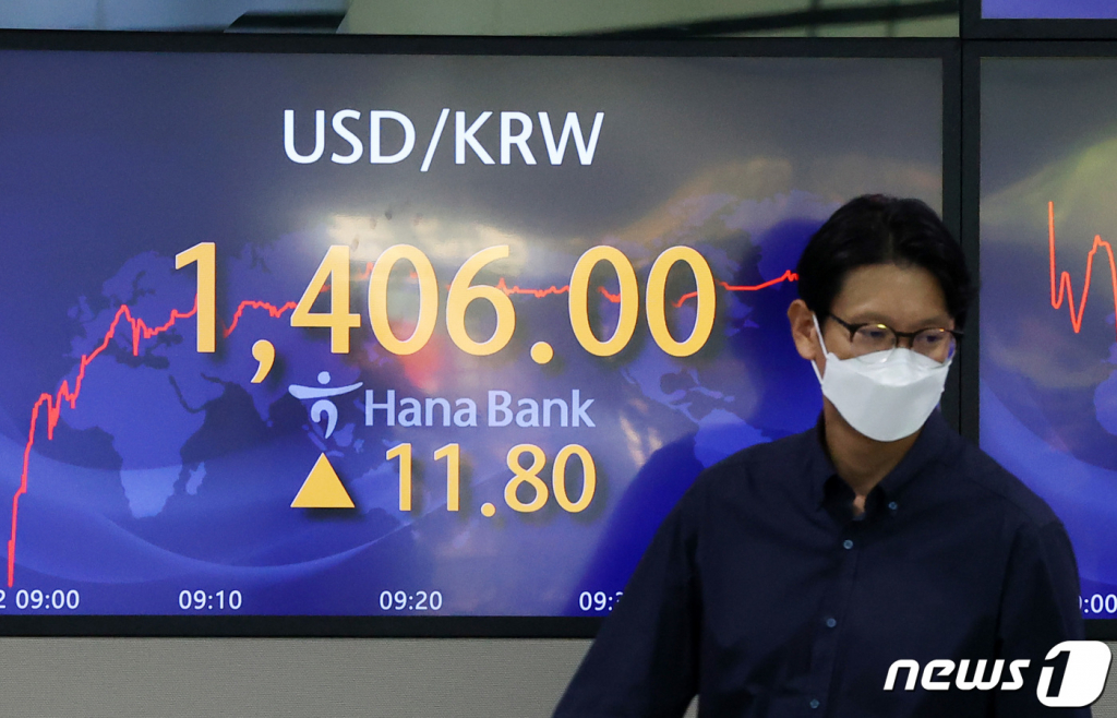 22일 오전 서울 중구 하나은행 명동점 딜링룸에서 직원들이 업무를 보고 있다. 간밤 미국 연방준비제도가 기준 금리 0.75% 인상을 단행한 가운데 달러·원 환율은 전날보다 3.8원 오른 1398원으로 출발해 글로벌 금융위기 이후 13년 6개월여 만에 1400원을 돌파했다. /사진=뉴스1