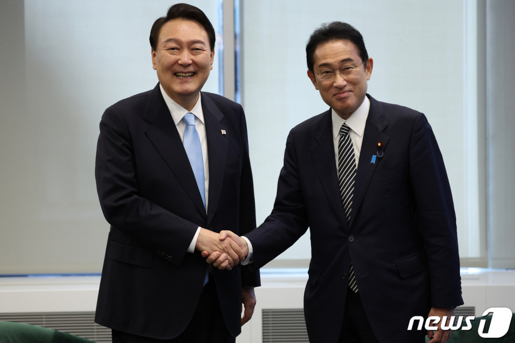 (서울=뉴스1) 오대일 기자 = 윤석열 대통령과 기시다 후미오 일본 총리가 21일(현지시간) 미국 뉴욕의 한 컨퍼런스 빌딩에서 열린 약식회담에 앞서 기념 촬영을 하고 있다. (대통령실 제공) 2022.9.23/뉴스1  Copyright ? 뉴스1. All rights reserved. 무단 전재 및 재배포 금지.