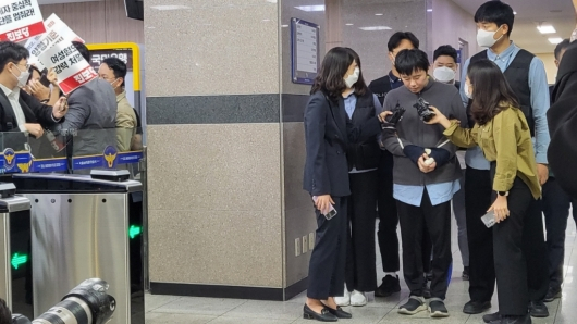 21일 오전 서울 남대문경찰서에서 서울 지하철 2호선 신당역 여자화장실에서 여성 역무원을 살해한 전주환(31)이 구속 상태로 검찰에 넘겨지기전 취재진의 질문에 답하고있다./사진=하수민기자