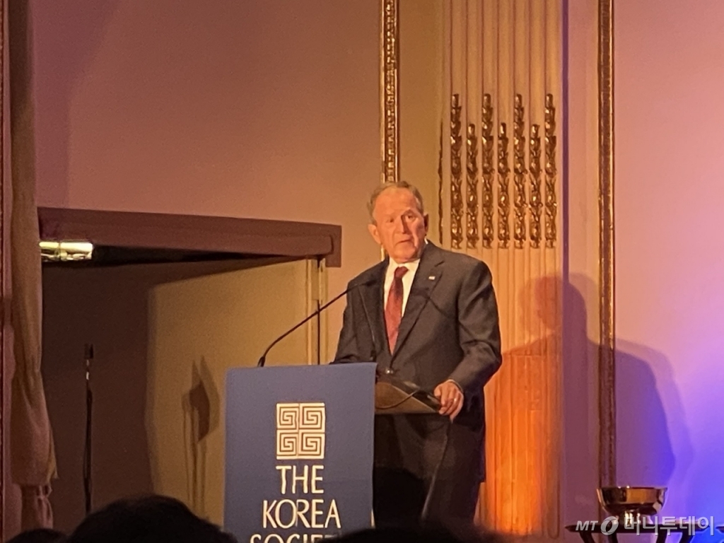 조지 W. 부시 전 미국 대통령이 22일(현지시간) 뉴욕 맨해튼 플라자호텔에서 열린 코리아소사이어티 연례만찬에 참석해 연설을 하고 있다. /사진=임동욱 특파원