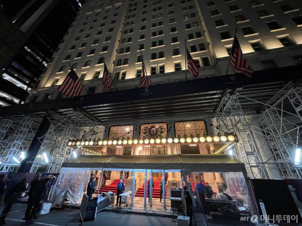 코리아소사이어티 연례만찬이 열린 맨해튼 플라자호텔 정문에 보안검색대가 설치돼 있다. /사진=임동욱 특파원