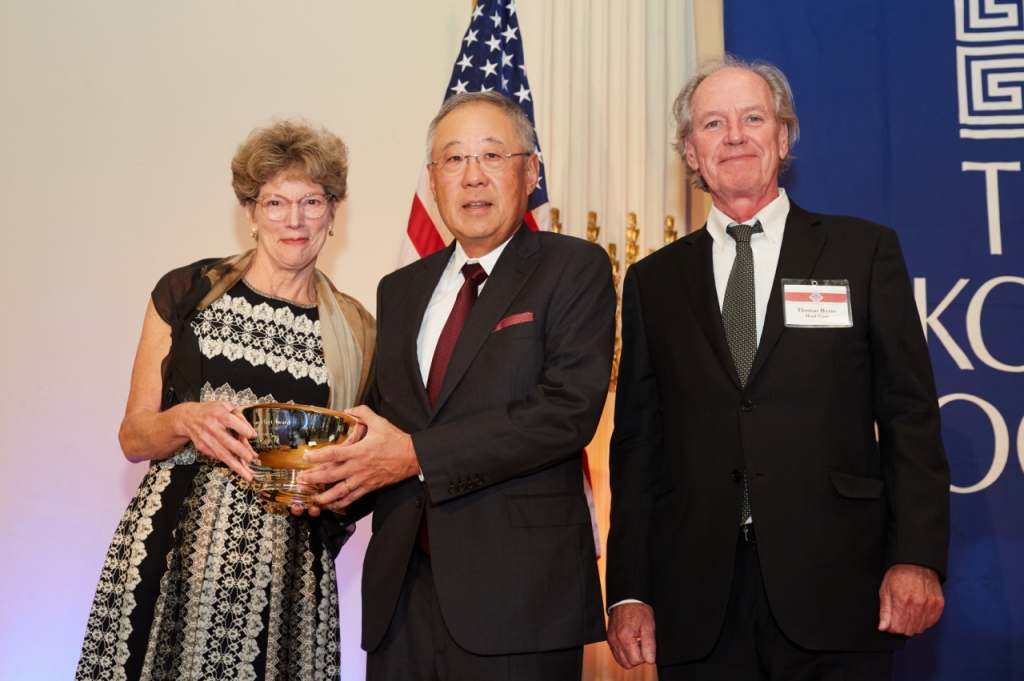 류진 풍산그룹 회장이 22일(현지시간) 플라자호텔에서 밴 플리트 상을 수상하고 있다. /사진제공=코리아소사이어티