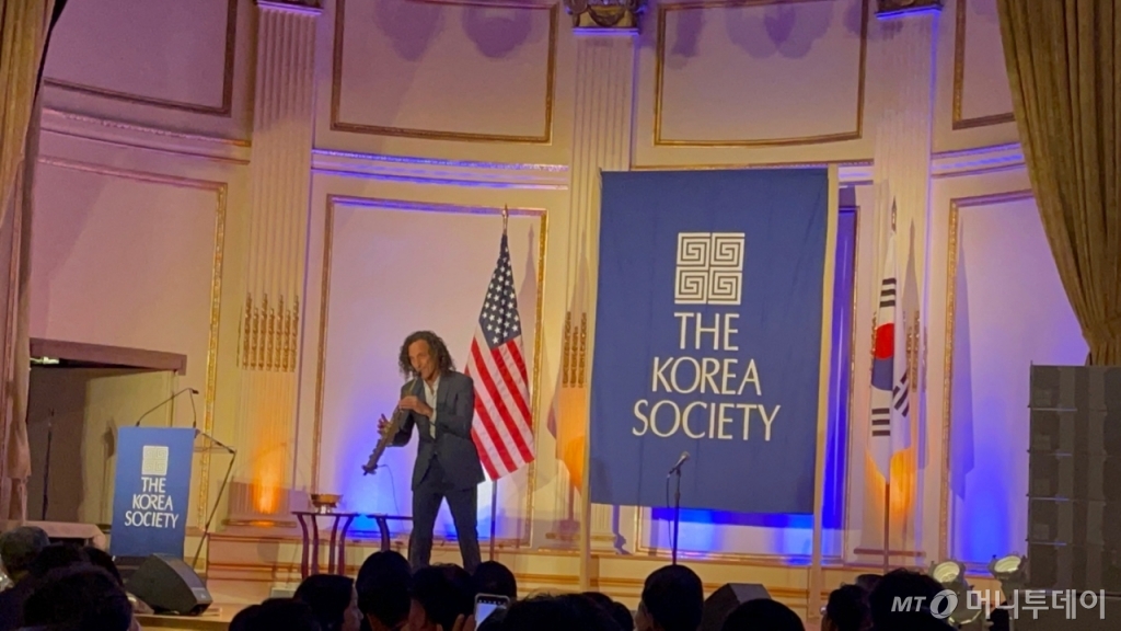 재즈 색소포니스트 케니 지(Kenny G)가 22일(현지시간) 코리아소사이어티 연례만찬에서 연주하고 있다. /사진=임동욱 특파원