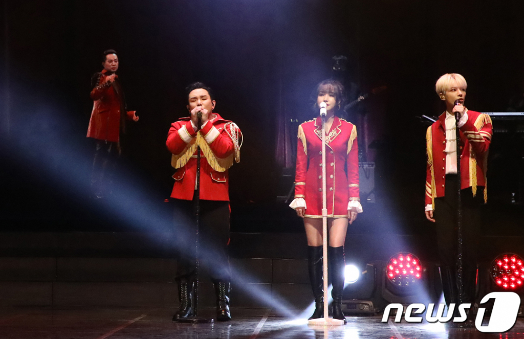 가수 범주, 여자친구 유주, 엔하이픈 희승이 인공지능(AI) 기술로 제작한 홀로그램을 통해 구현된 신해철(왼쪽)과 31일 오후 온라인을 통해 열린 '2021 뉴 이어스 이브 라이브(NEW YEAR'S EVE LIVE) Presented by 위버스'에서 협업 무대를 펼치고 있다. (빅히트레이블즈 제공) 2020.12.31/뉴스1  