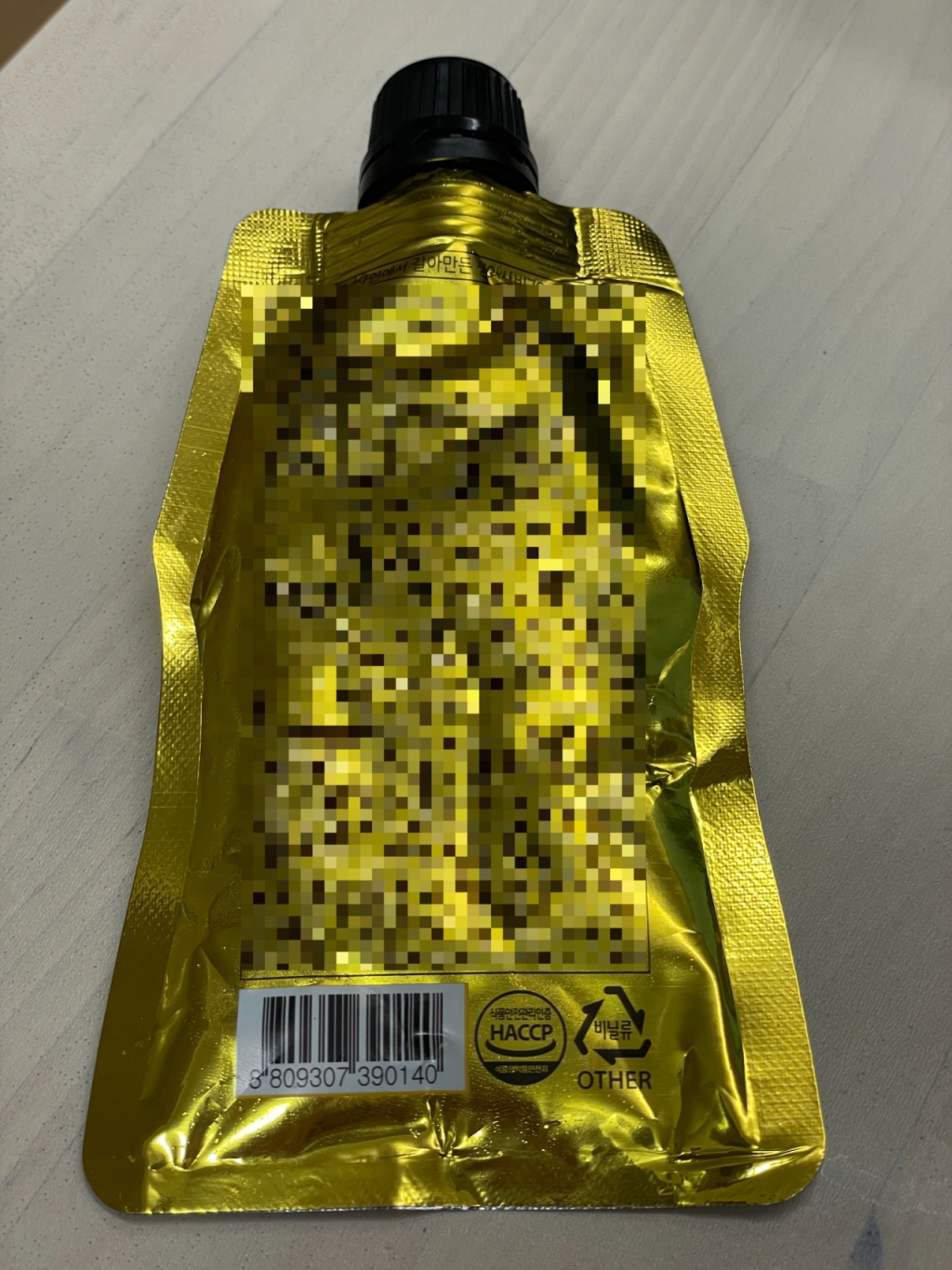 생고추냉이 제품. 이 제품은 과연 비닐인가 플라스틱인가. 포장지 하단 '비닐류' 분리배출 표시가 있다. 플라스틱 뚜껑은 따로 버려야 한다.