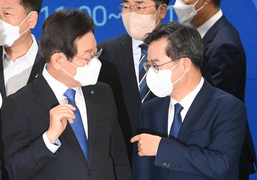 [수원=뉴시스] 국회사진기자단 = 이재명 더불어민주당 대표와 김동연 경기도지사가 26일 경기 수원시 경기도청에서 열린 더불어민주당-경기도 예산정책협의회에서 대화를 나누고 있다. 2022.09.26.