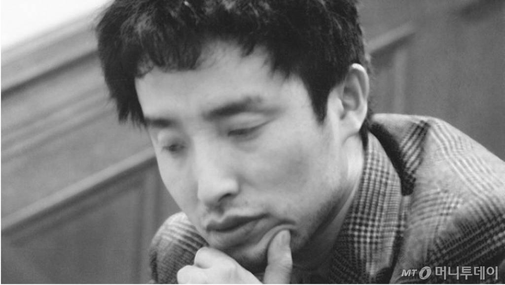 계단에 앉아 있는 백남준, 1963, 만프레드 몬트베/사진=백남준아트센터 캡처