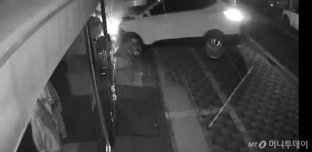 지난 4일 오전 5시22분쯤 A씨가 운전하는 차량이 충남 보령에 위치한 건물 1층의 전면 유리창을 들이받는 모습. /영상=독자 제공