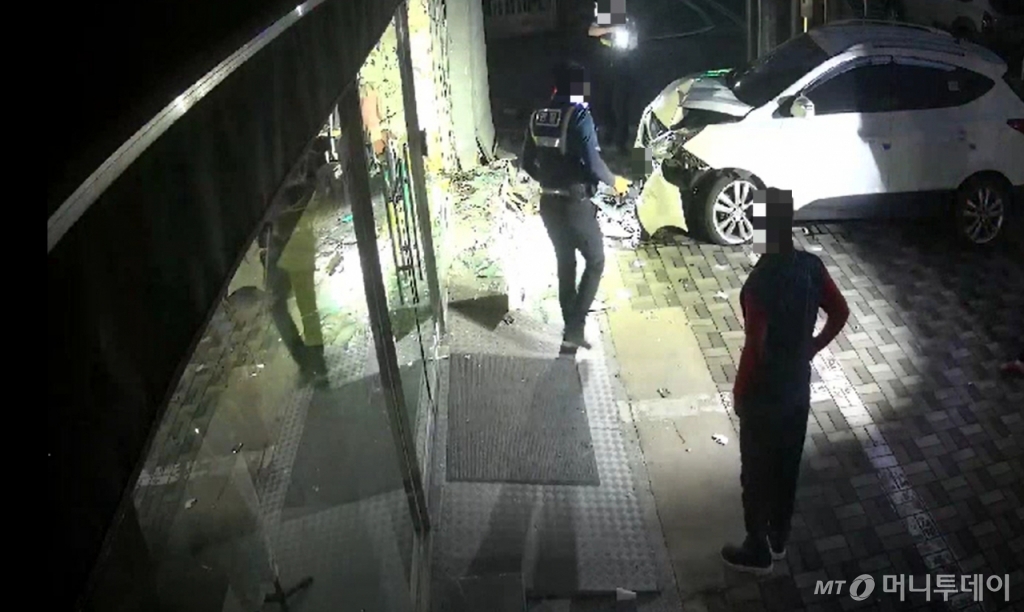 지난 4일 오전 5시 40분쯤 신고를 받고 출동한 경찰이 사고 현장을 살펴보는 모습. /사진=독자 제공