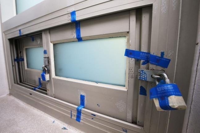 국가고시센터의 창문이 잠겨있는 모습. /사진제공=인사혁신처