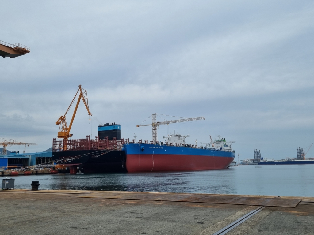 28일 오후 거제 대우조선해양 옥포조선소 내 정경. 멀리 건조중인 선박이 보인다./사진=최민경 기자 